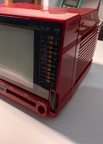 Kırmızı Retro Televizyon Monitörü - Görsel 2