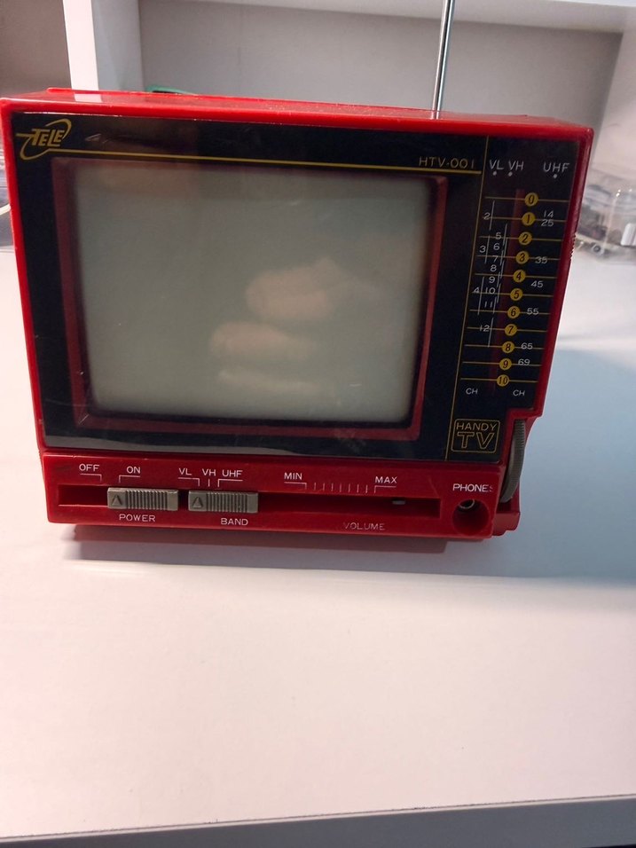 Kırmızı Retro Televizyon Monitörü - Görsel 4