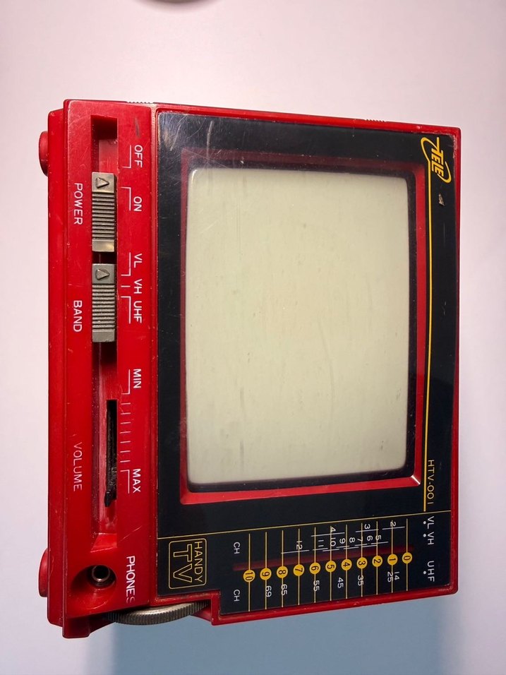 Kırmızı Retro Televizyon Monitörü - Görsel 3