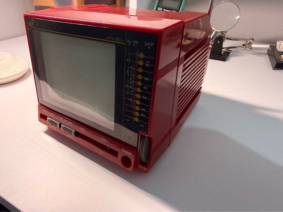 Kırmızı Retro Televizyon Monitörü - Görsel 2
