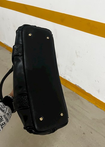 Siyah Parlak Deri Tokalı Kadın Çanta - Görsel 7