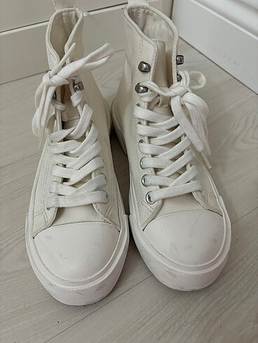 Converse tarzı beyaz ayakkabı