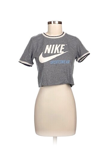 Nike T-shirt %70 İndirimli.