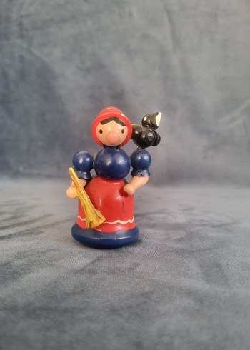 Kırmızı Başlıklı Ahşap Figürin - Görsel 2