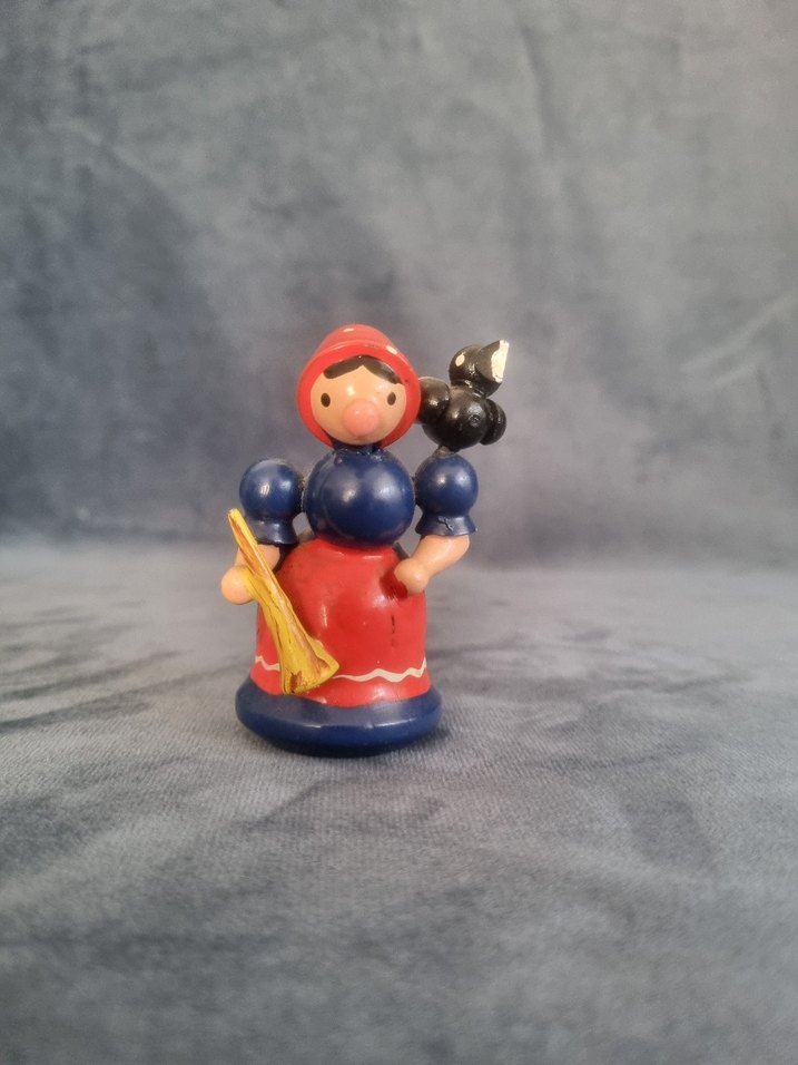 Kırmızı Başlıklı Ahşap Figürin - Görsel 2