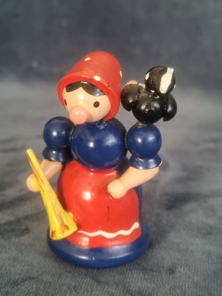 Kırmızı Başlıklı Ahşap Figürin - Görsel 5