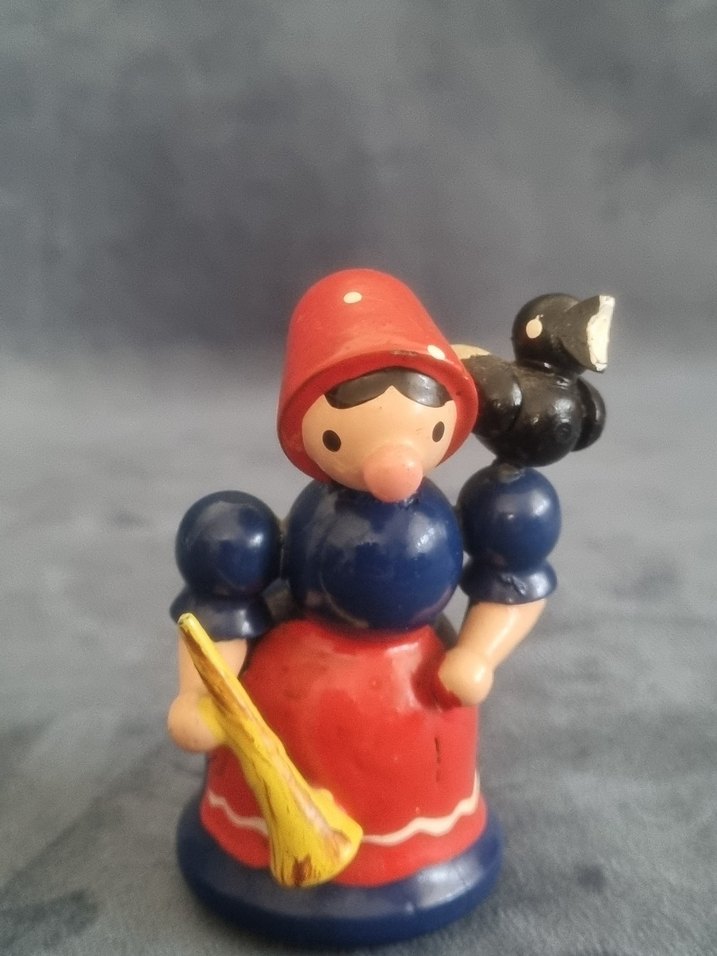 Kırmızı Başlıklı Ahşap Figürin - Görsel 4