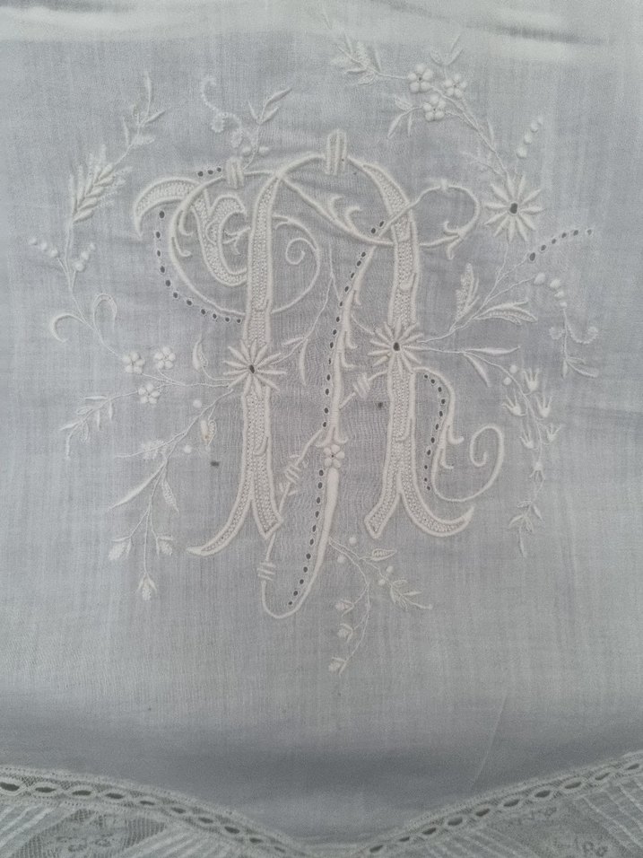 Nakışlı Beyaz Kırlent Örtüsü - Görsel 2