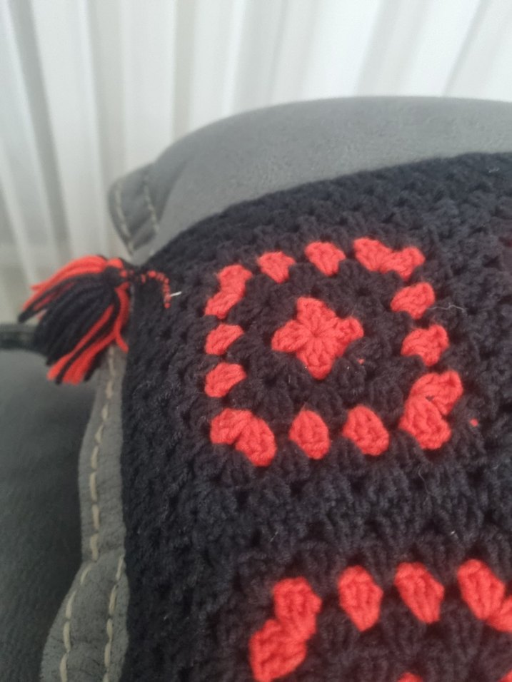 EL EMEĞİ ÖRGÜ Kırmızı Siyah Kare Desenli Örtü - Görsel 3