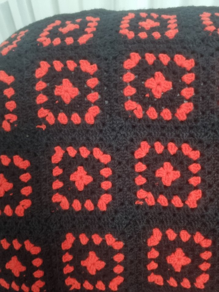 EL EMEĞİ ÖRGÜ Kırmızı Siyah Kare Desenli Örtü - Görsel 2