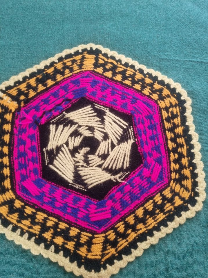 Renkli Desenli Altıgen Elişi Örtü - Görsel 3