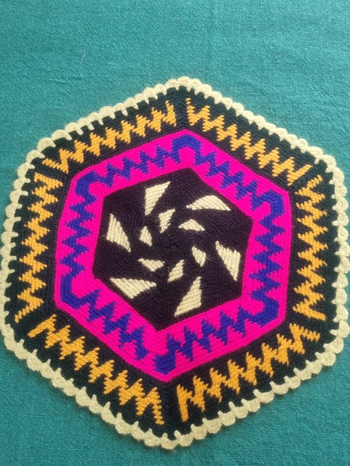 Renkli Desenli Altıgen Elişi Örtü - Görsel 4