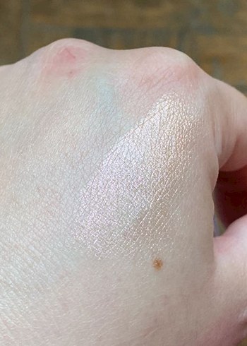 Essence Baby Got Holo Glow Aydınlatıcı - Görsel 3