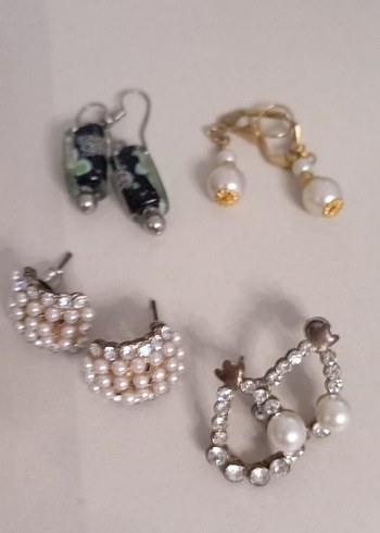 Beyaz Boncuklu Mini Kadın Küpeler - Görsel 4