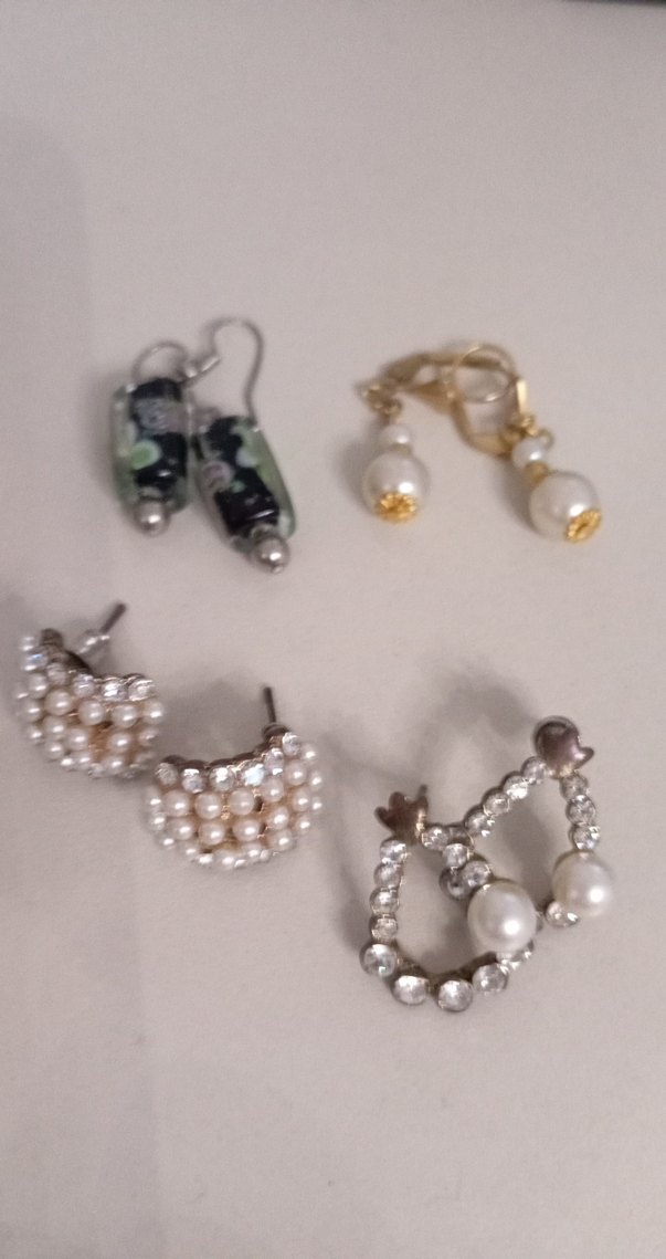 Beyaz Boncuklu Mini Kadın Küpeler - Görsel 4