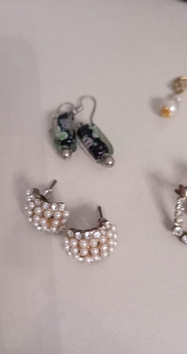 Beyaz Boncuklu Mini Kadın Küpeler - Görsel 3