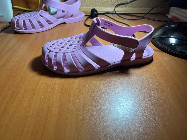 . Kız çocuklar için yazlık sandalet
