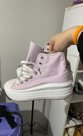 Pembe converse