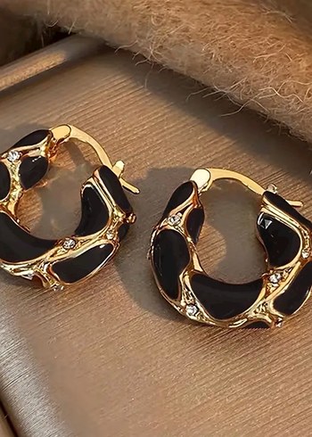 Zincir Detaylı Altın Renk Yılan Desenli Küpe - Görsel 2