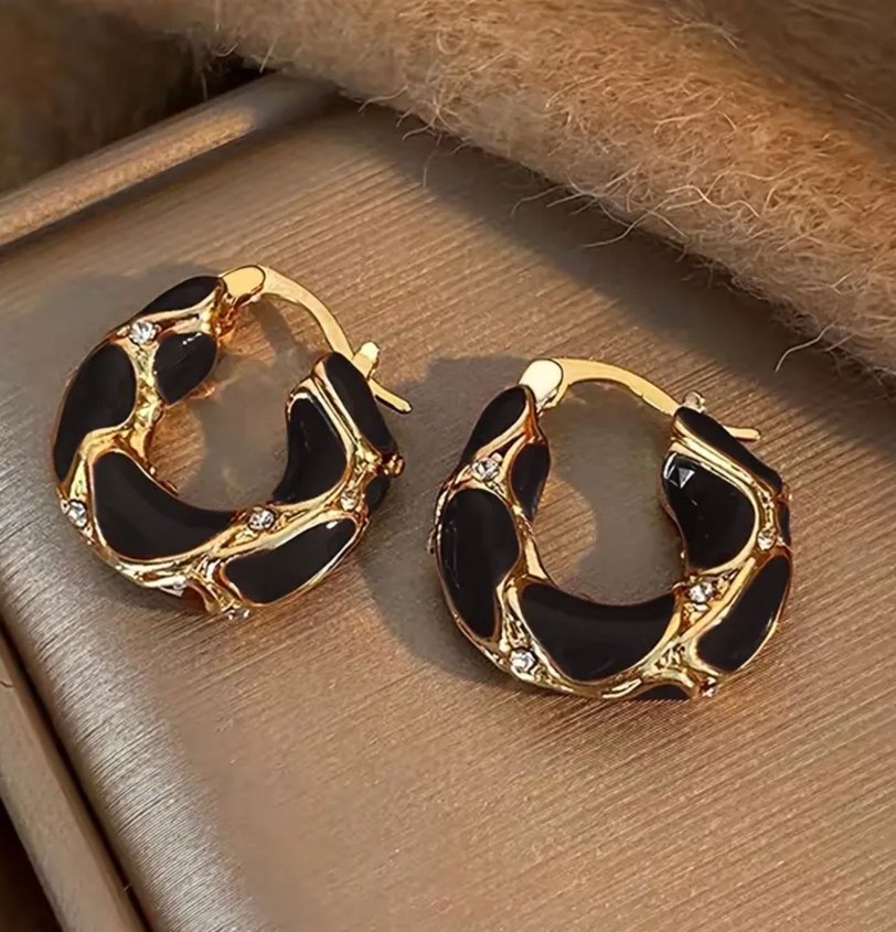 Zincir Detaylı Altın Renk Yılan Desenli Küpe - Görsel 2