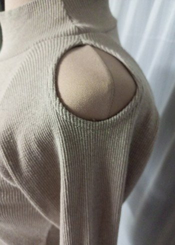 Kadın Bej Yüksek Yaka Omuz Detaylı Triko - Görsel 3