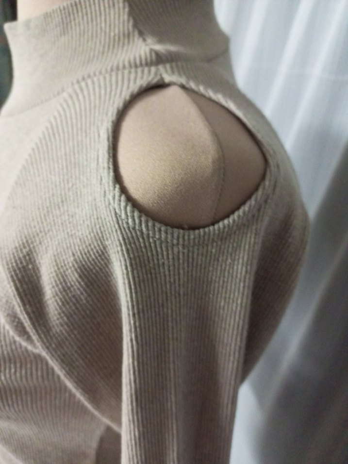 Kadın Bej Yüksek Yaka Omuz Detaylı Triko - Görsel 3