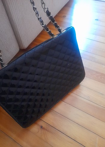 Beden Zincir Detaylı Parlak siyah Deri Kadın Çanta