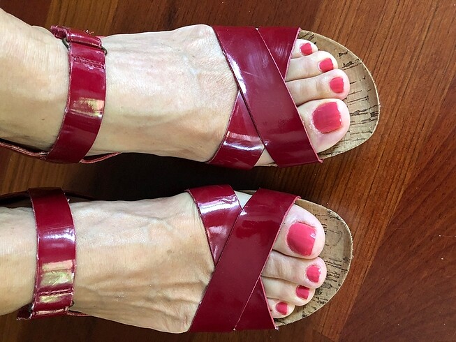DKNY DNKY DOLGU TOPUK KIRMIZI SANDALET