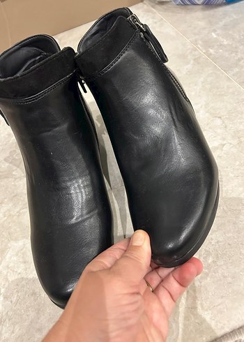 Siyah Deri Dolgu Topuklu Kadın Bot