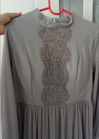 Uzun Kollu Gri Nakışlı Piliseli Elbise - Görsel 2