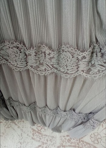 Uzun Kollu Gri Nakışlı Piliseli Elbise - Görsel 3