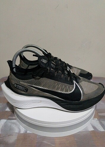 NIKE ZOOM GRAVITY 