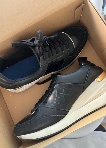 Skechers Siyah Dolgu Topuklu Bağcıklı Kadın Spor Ayakkabı