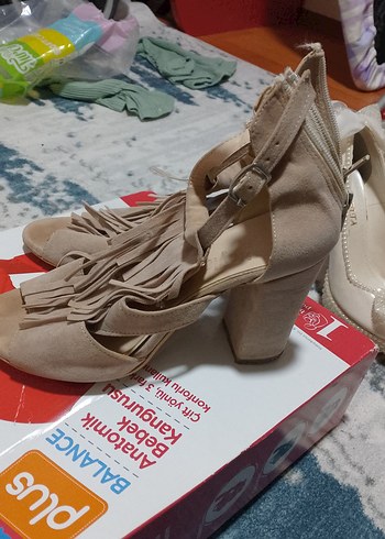 Bej Süet Püsküllü Dolgu Topuklu Kadın Sandalet - Görsel 2