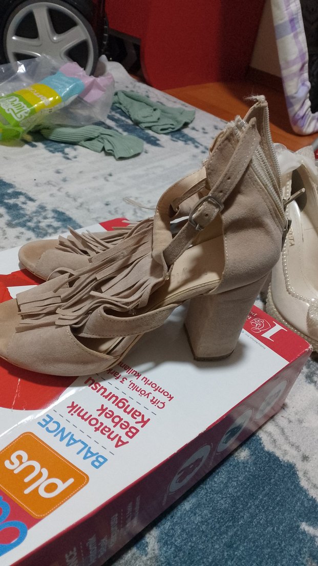 Bej Süet Püsküllü Dolgu Topuklu Kadın Sandalet - Görsel 2