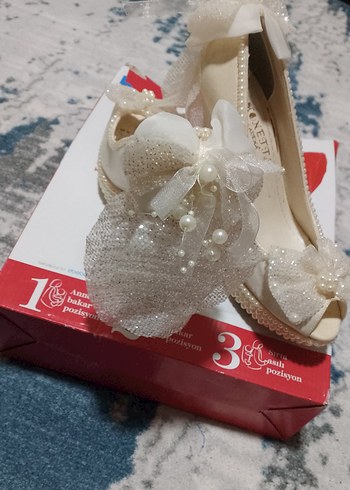 Tüylü Beyaz Stiletto Kadın Terlik ve gelin ayakkabisi - Görsel 3