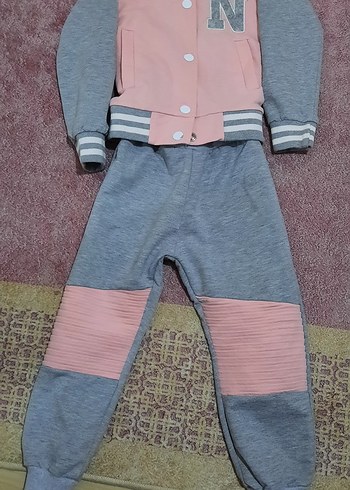 Gri ve Pembe Düğmeli Kız Eşofman Takımı - Görsel 2