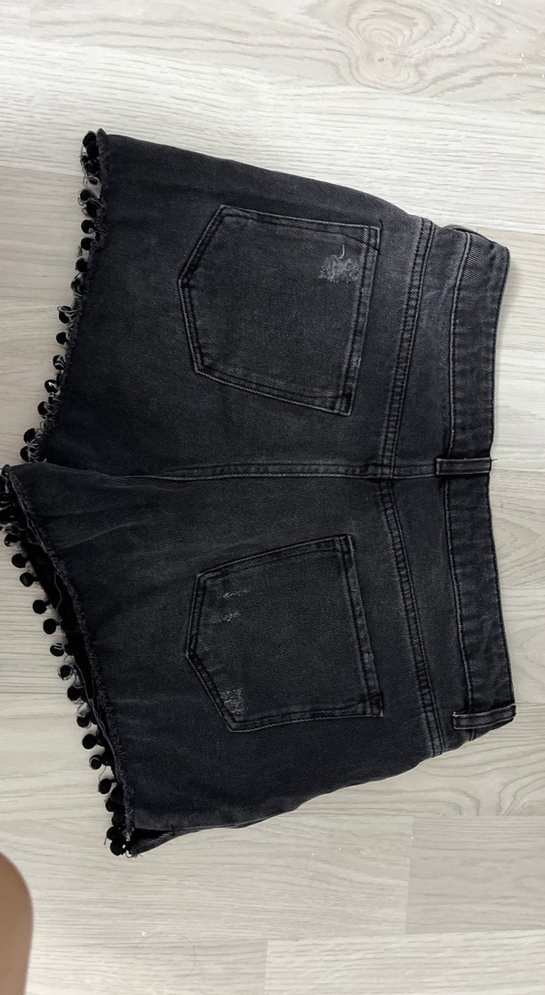 vintage Siyah Nakışlı Yırtık Mini Denim Şort - Görsel 3