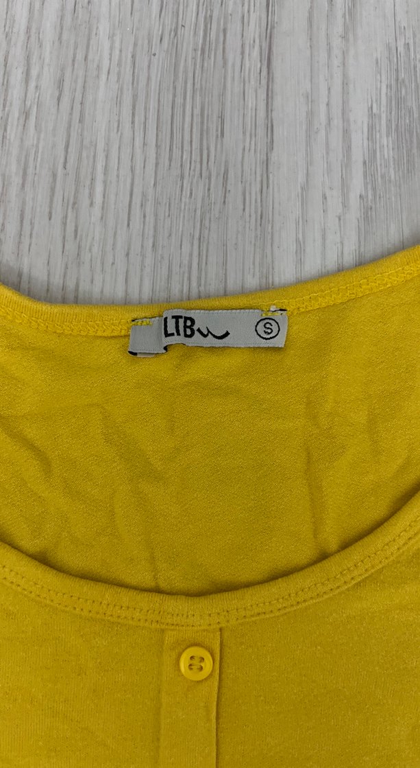 Düğmeli Sarı Kadın Kısa Kollu Tişört - Görsel 3