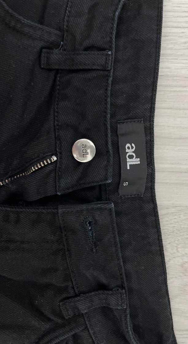 Siyah Düğmeli Mini Gevşek Kesim Denim Şort - Görsel 2