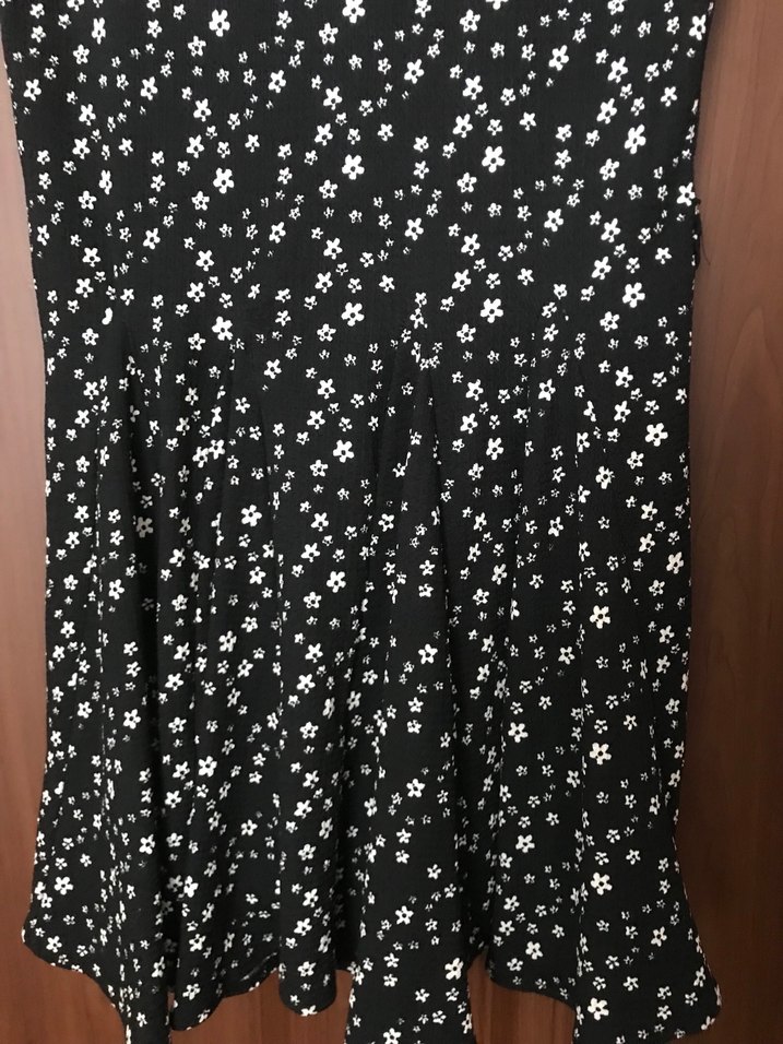Siyah Çiçek Desenli V Yaka Midi Elbise - Görsel 4