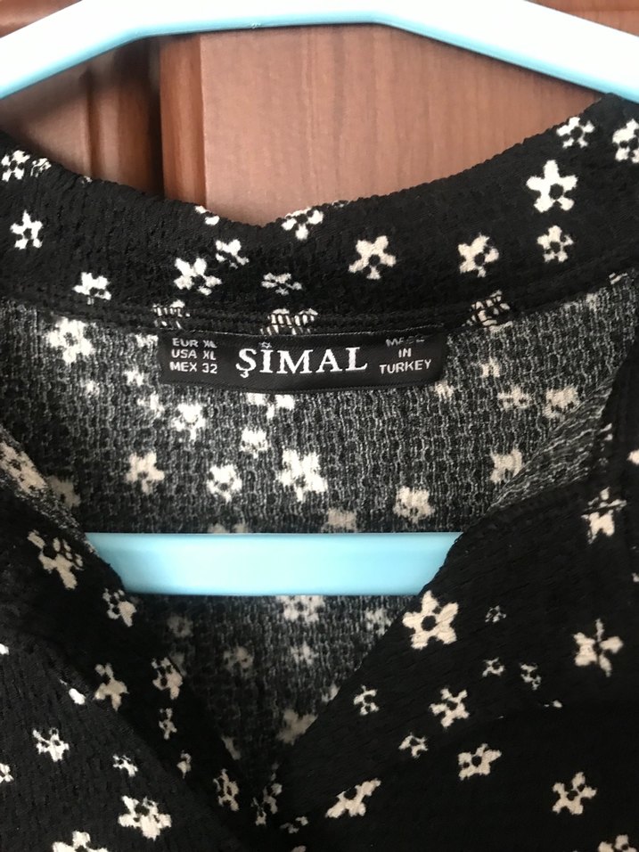 Siyah Çiçek Desenli V Yaka Midi Elbise - Görsel 3