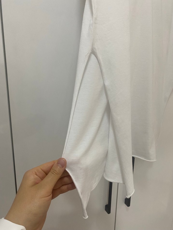 Kadın Beyaz V Yaka Tişört - Görsel 3