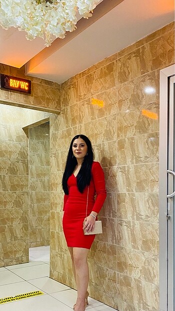 Kısa kırmızı elbise