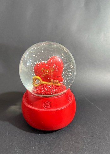 Kırmızı Kalp ve Anahtar Kar Küresi - Görsel 2