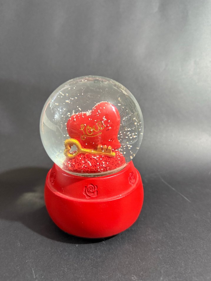 Kırmızı Kalp ve Anahtar Kar Küresi - Görsel 2