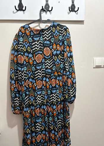 Renkli desenli günlük elbise - Görsel 4