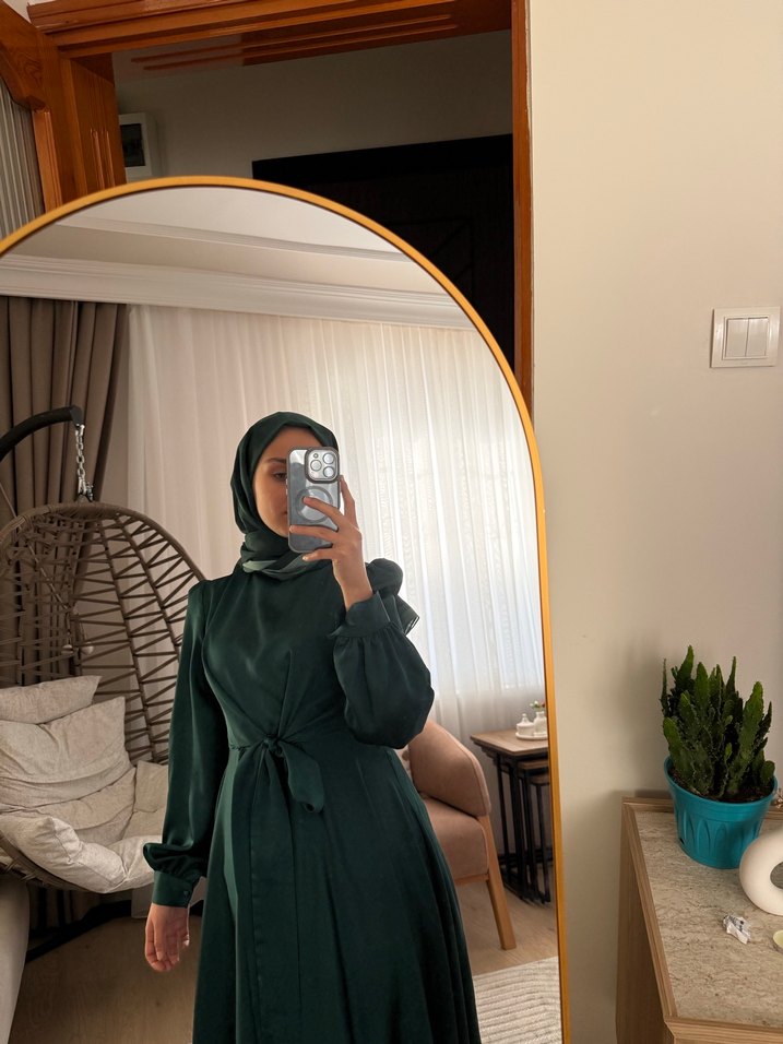 Saten Dokulu Uzun Yeşil Elbise - Görsel 3