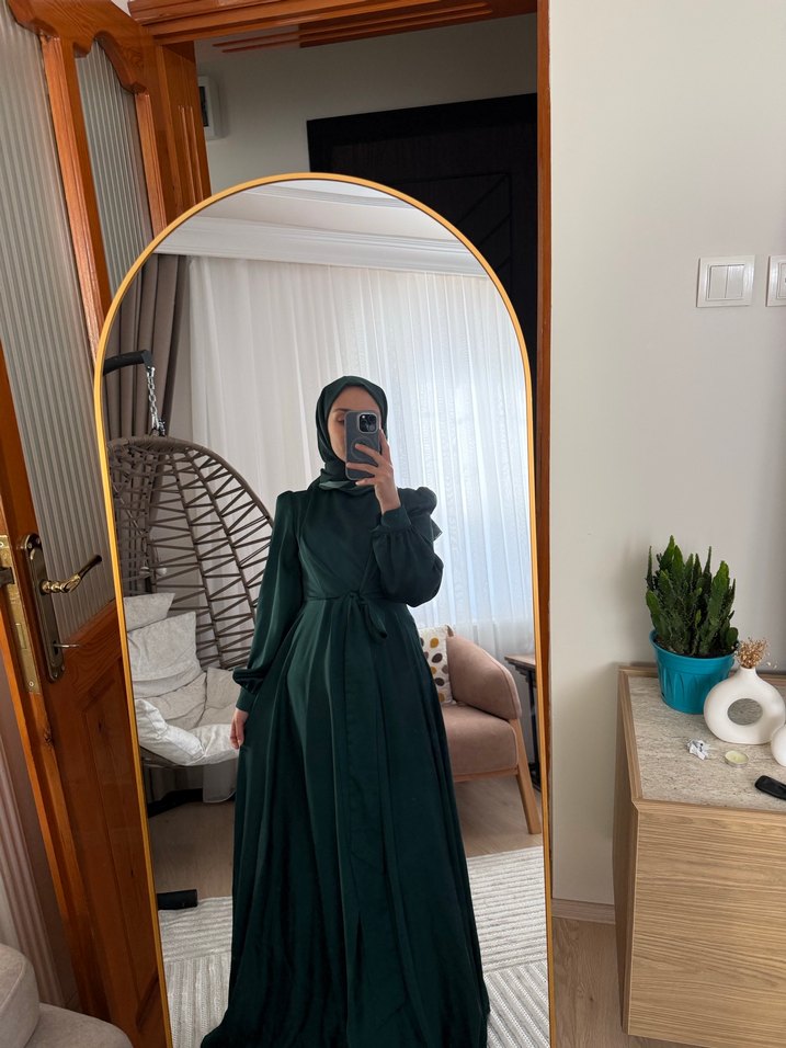 Saten Dokulu Uzun Yeşil Elbise - Görsel 2