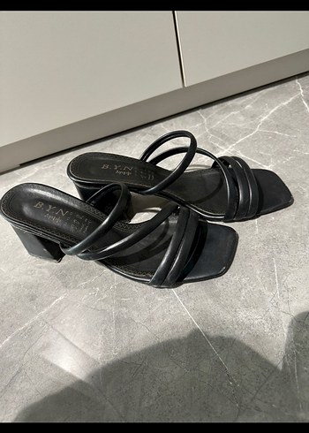 Klasik Siyah Topuklu Kadın Terlik